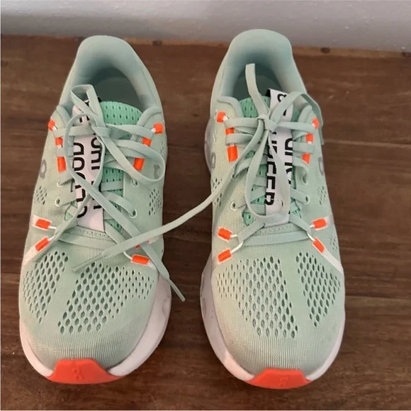 On Running Women's Athletic Shoes, mint green, great condition . Size 8 - Picture 2 of 6